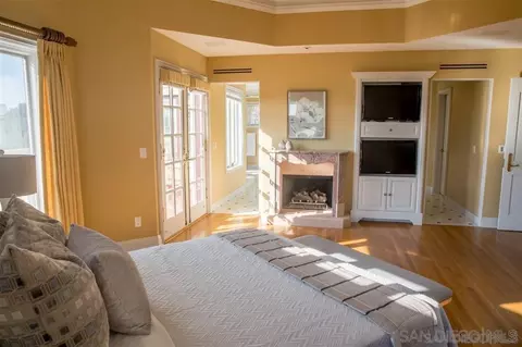 7025 Neptune Pl, La Jolla, CA 92037 photo 10