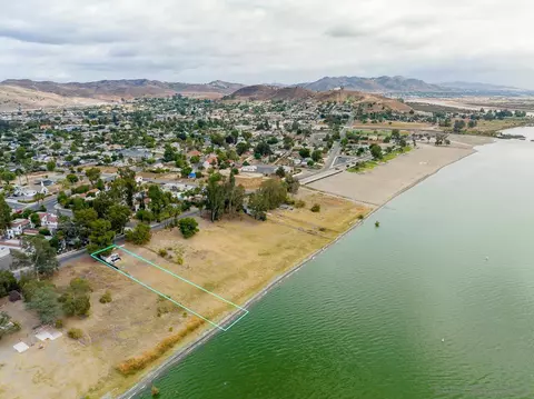 1006 W Lakeshore Dr, Lake Elsinore, CA 92530