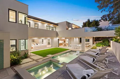 6349 Castejon Dr, La Jolla, CA 92037