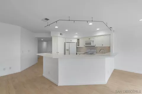 2120 Vallecitos #102, La Jolla, CA 92037 photo 23