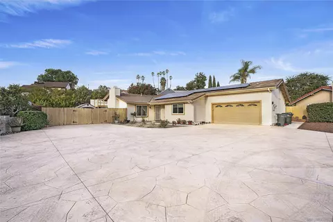 1040 W Country Club Ln, Escondido, CA 92026
