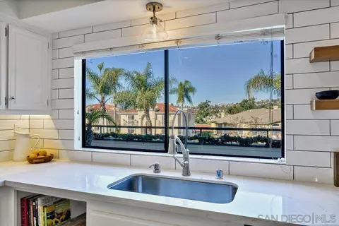 2533 Navarra Dr #1A, Carlsbad, CA 92009
