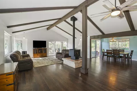 15391 Oakvale Rd, Escondido, CA 92027 photo 2
