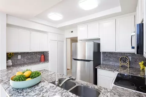8044 Caminito Mallorca, La Jolla, CA 92037 photo 13
