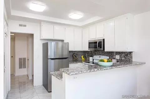 8044 Caminito Mallorca, La Jolla, CA 92037 photo 11