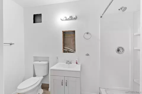 Bath - 1807 Laurel Rd, Oceanside, CA 92054 photo 3 of 3