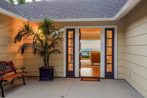 7661 Hillside Dr, La Jolla, CA 92037 photo 2