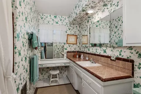 Bath - 213 Ocean View Ave, Del Mar, CA 92014 photo 2 of 3