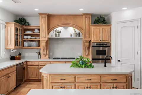 Kitchen - 14953 Huntington Gate Dr, Poway, CA 92064 photo 6 of 7