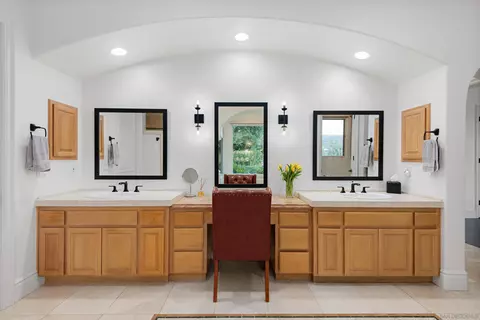 Bath - 14953 Huntington Gate Dr, Poway, CA 92064 photo 4 of 6