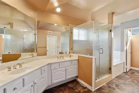 Bath - 13575 Quiet Hills Dr, Poway, CA 92064 photo 2 of 5