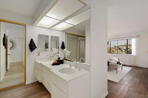 Bath - 4437 Date Ave, La Mesa, CA 91941 photo 2 of 5