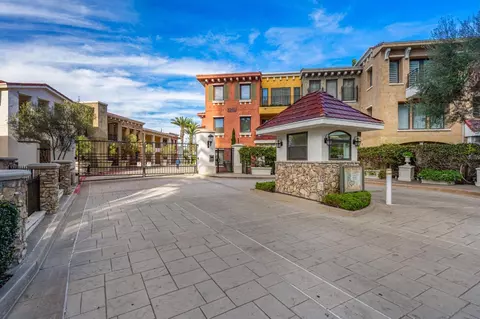 Exterior - 1030 Genter St #201, La Jolla, CA 92037 photo 2 of 10