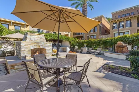 Exterior - 1030 Genter St #201, La Jolla, CA 92037 photo 8 of 10