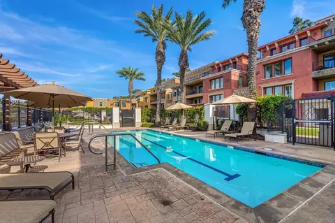 Exterior - 1030 Genter St #201, La Jolla, CA 92037 photo 6 of 10