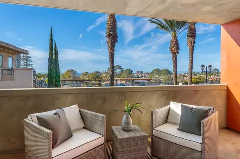 Exterior - 1030 Genter St #201, La Jolla, CA 92037 photo 3 of 10