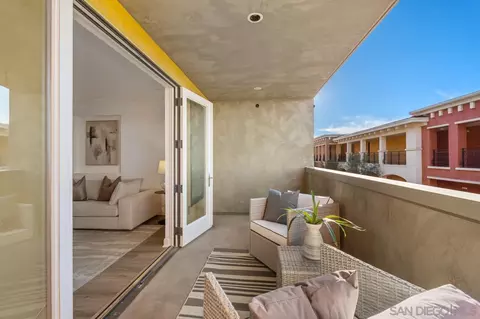 Exterior - 1030 Genter St #201, La Jolla, CA 92037 photo 5 of 10