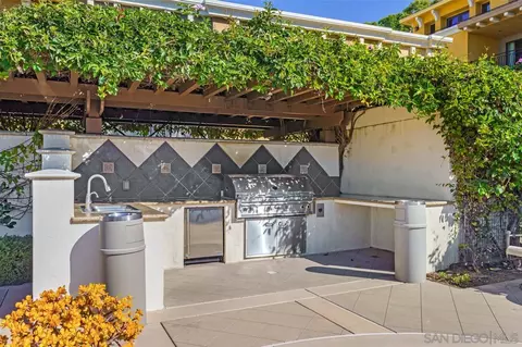 Exterior - 1030 Genter St #201, La Jolla, CA 92037 photo 9 of 10