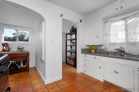 Kitchen - 265 Hill St, Solana Beach, CA 92075 photo 2 of 5