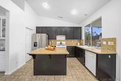 Kitchen - 5001 Avocado Park Way, Fallbrook, CA 92028 photo 4 of 6