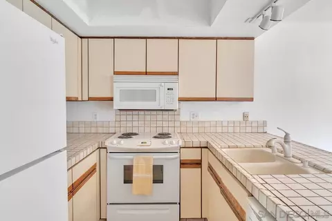 Kitchen - 911 E Ave #204, Coronado, CA 92118 photo 3 of 5