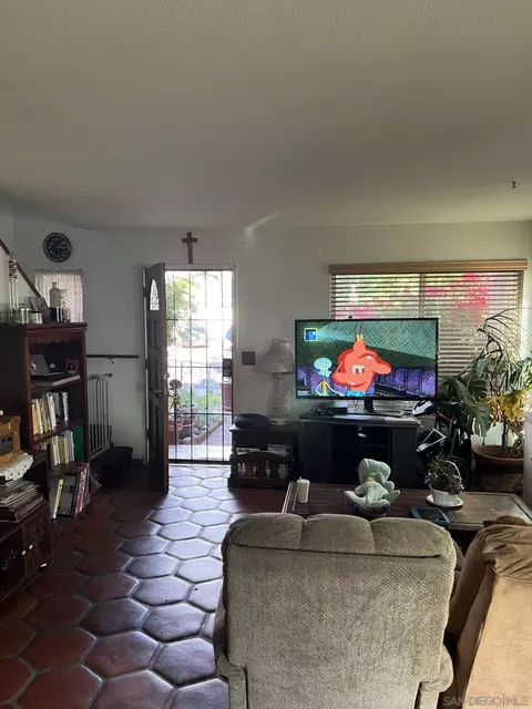 Living - 9300 Nalini Ct, Santee, CA 92071 photo 1 of 2
