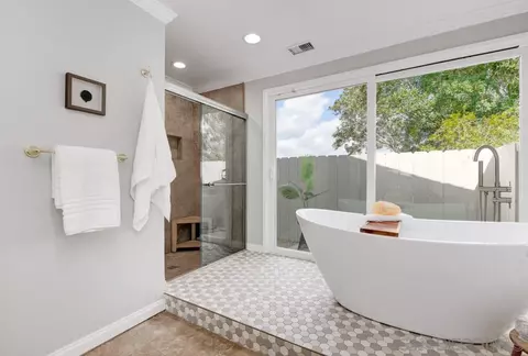 Bath - 2559 Pence Dr, El Cajon, CA 92019 photo 2 of 5