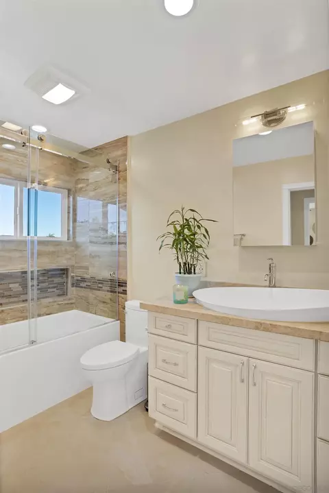 Bath - 2014 Sequoia Cr, Vista, CA 92081 photo 2 of 4