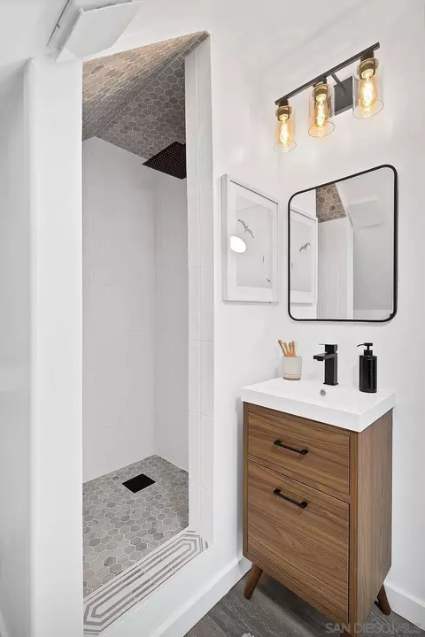Bath - 408 Andrew Ave, Encinitas, CA 92024 photo 4 of 5