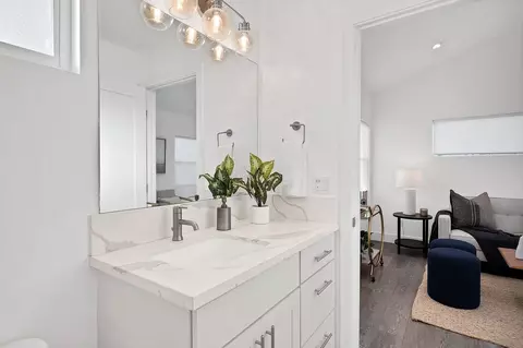 Bath - 408 Andrew Ave, Encinitas, CA 92024 photo 2 of 5