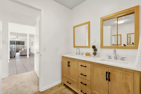 Bath - 14545 Hillndale Way, Poway, CA 92064 photo 2 of 4