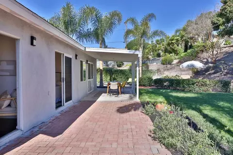 Exterior - 406 Edgehill Ln, Oceanside, CA 92054 photo 5 of 14