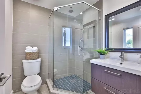 Bath - 406 Edgehill Ln, Oceanside, CA 92054 photo 1 of 3
