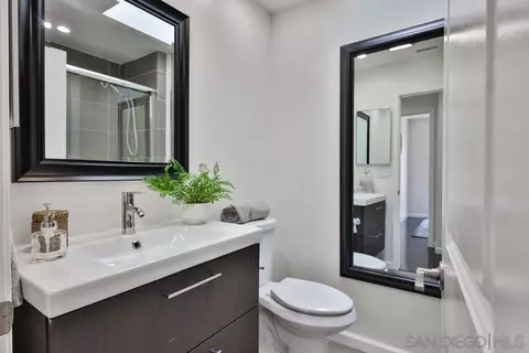 Bath - 406 Edgehill Ln, Oceanside, CA 92054 photo 2 of 3