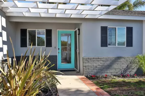Exterior - 406 Edgehill Ln, Oceanside, CA 92054 photo 2 of 14