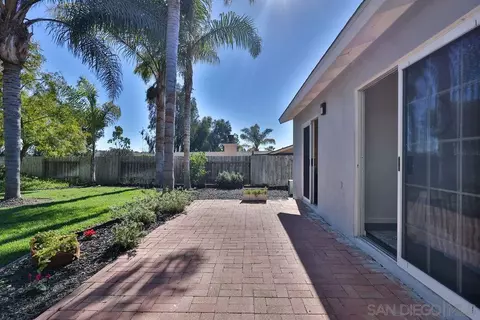 Exterior - 406 Edgehill Ln, Oceanside, CA 92054 photo 4 of 14