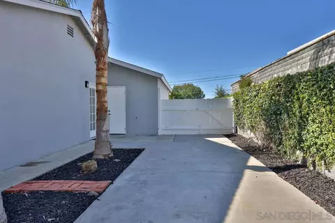 Exterior - 406 Edgehill Ln, Oceanside, CA 92054 photo 12 of 14