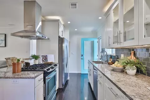 Kitchen - 406 Edgehill Ln, Oceanside, CA 92054 photo 3 of 4