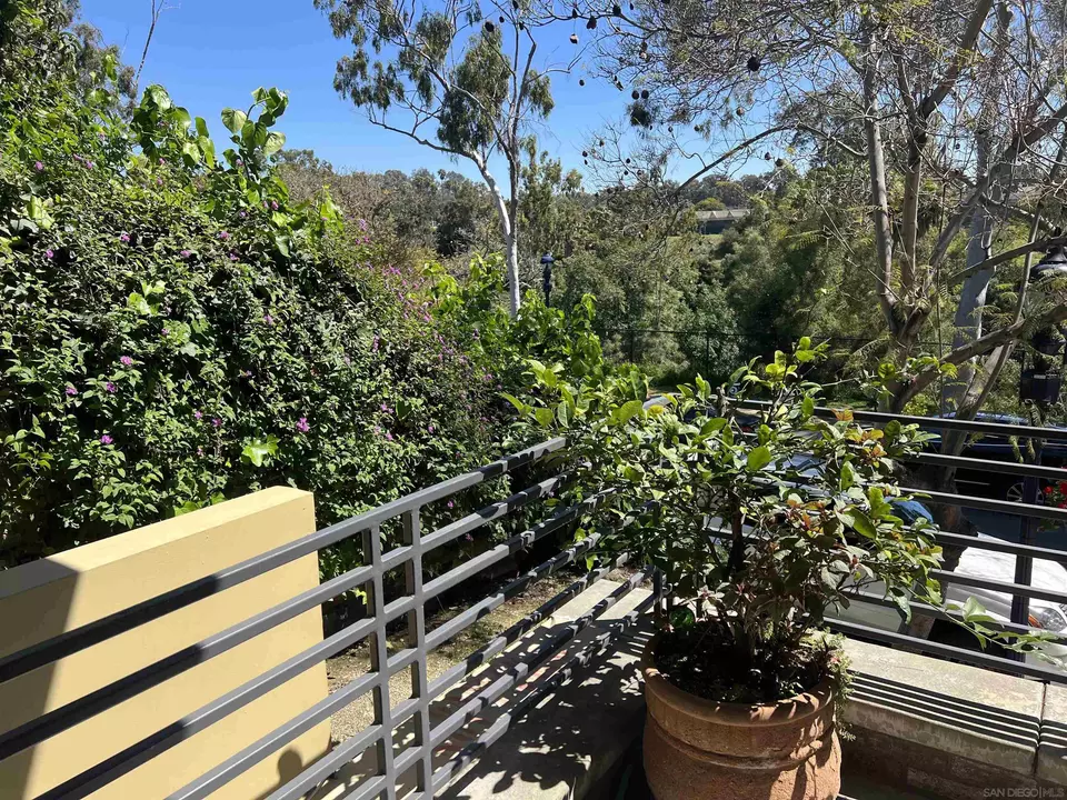 Exterior - 1544 10th Ave, San Diego, CA 92101 photo 3 of 4