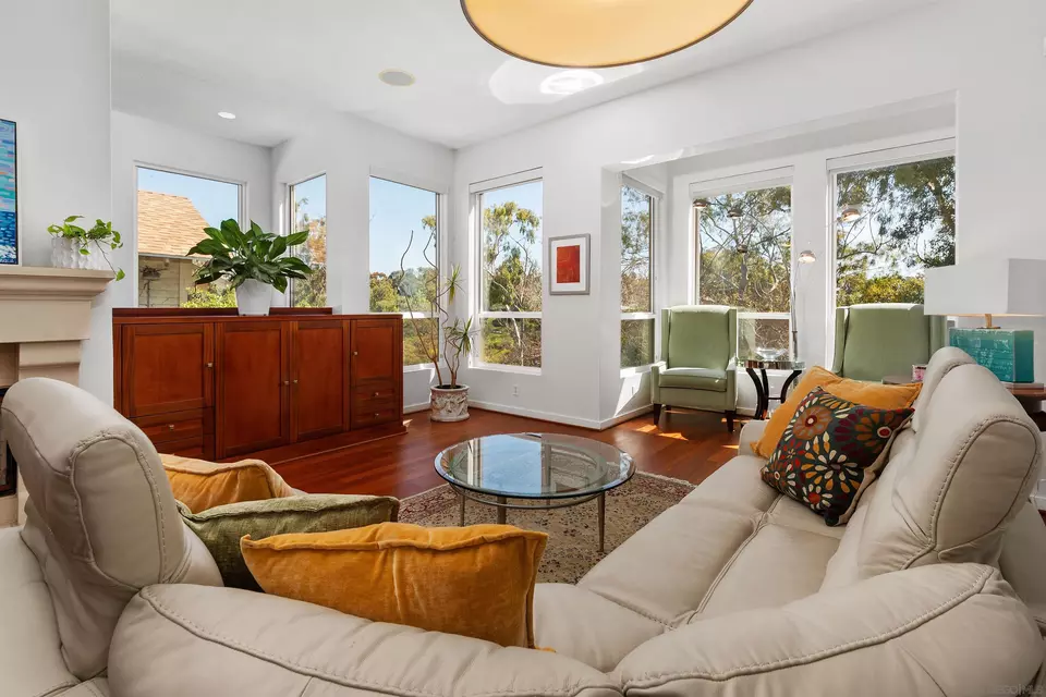 Living - 1544 10th Ave, San Diego, CA 92101 photo 1 of 8
