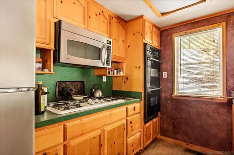 Kitchen - 25123 Moon Dr, Crestline, CA 92325 photo 2 of 3