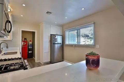 Kitchen - 1340 Somermont Dr, El Cajon, CA 92021 photo 5 of 6