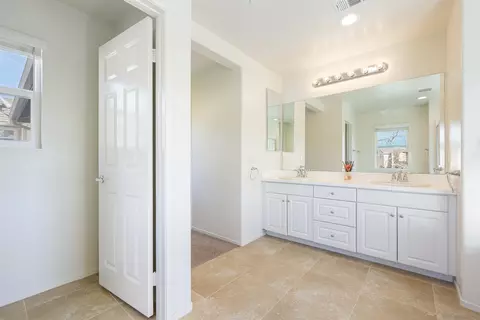 Bath - 271 Spotted Saddle Way, Fallbrook, CA 92028 photo 3 of 4