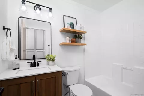 Bath - 31915 Calle Vimianzo, Temecula, CA 92592 photo 2 of 2