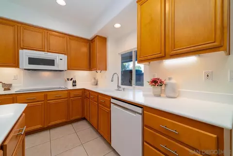 Kitchen - 2048 Avocado Knoll Ln, Fallbrook, CA 92028 photo 3 of 6