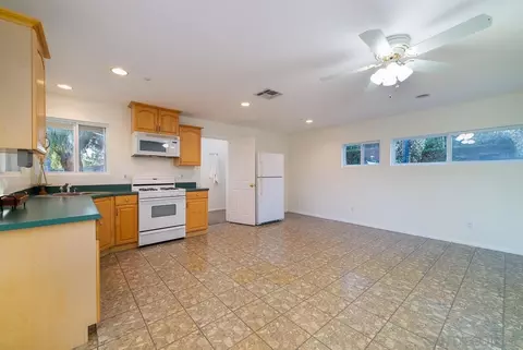 Kitchen - 2048 Avocado Knoll Ln, Fallbrook, CA 92028 photo 4 of 6