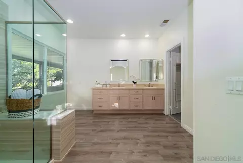 Bath - 2048 Avocado Knoll Ln, Fallbrook, CA 92028 photo 2 of 9