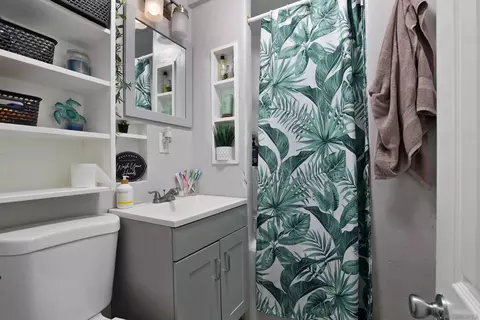 Bath - 731 Franklin Ave, El Cajon, CA 92020 photo 1 of 3
