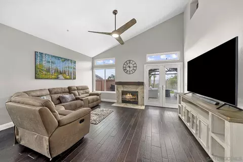 Living - 2205 View Crest Gln, Escondido, CA 92026 photo 3 of 4