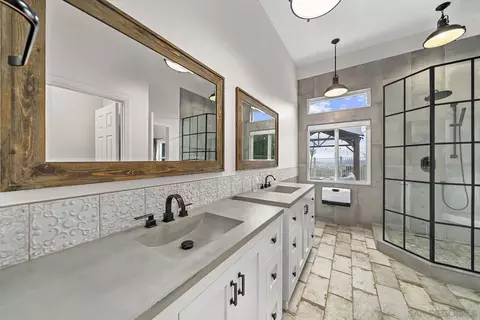 Bath - 2205 View Crest Gln, Escondido, CA 92026 photo 1 of 4
